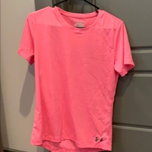 Uber Armour Semi-Fitted workout top.